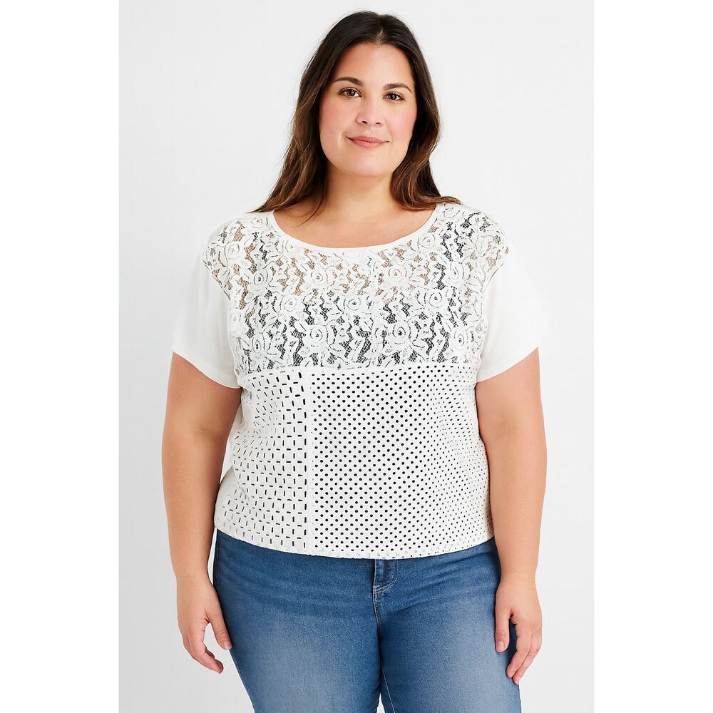 Excellent Red Haute Women’s White Embroidered Short Sleeve Blouse – Size Large